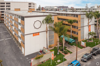 Courtyard Apartments in Redwood City, CA - Building Photo - Building Photo