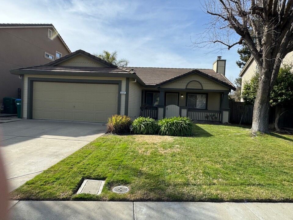 2121 Seahawk Ln in Lodi, CA - Building Photo