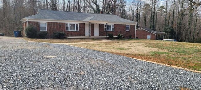 446 22nd Ave NE in Hickory, NC - Foto de edificio - Building Photo