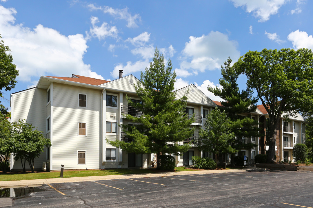 The Woodlands on Green Bay in North Chicago, IL - Building Photo