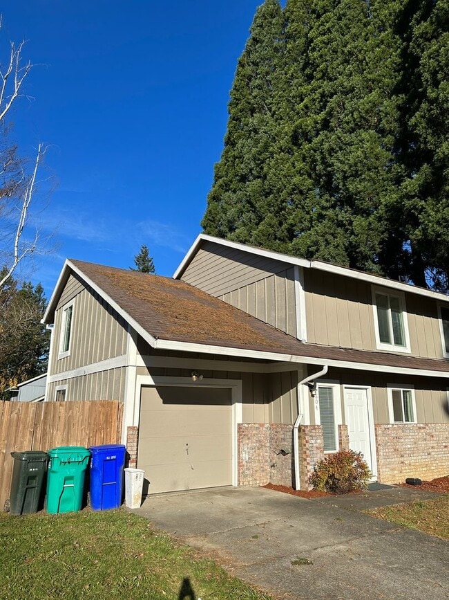 804814-814 SE Cochran Dr in Gresham, OR - Building Photo - Building Photo