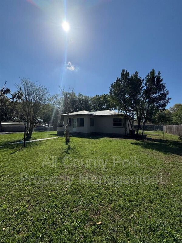 745 E Valencia St in Lakeland, FL - Building Photo - Building Photo