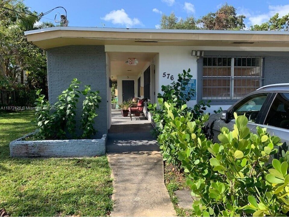 576 NE 62nd St in Miami, FL - Foto de edificio