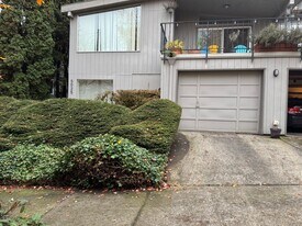 5025 S View Point Ter in Portland, OR - Building Photo