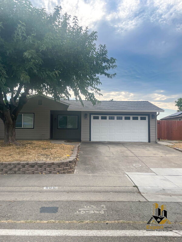 property at 806 S O St