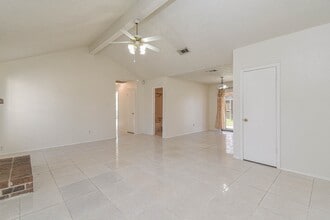 10927 Spanish Grant Dr in Sugar Land, TX - Building Photo - Building Photo