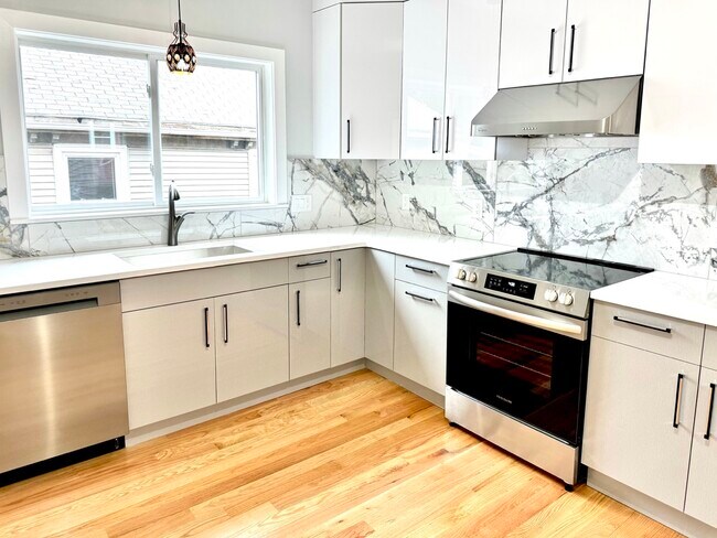 190 Hillside St, Unit 3