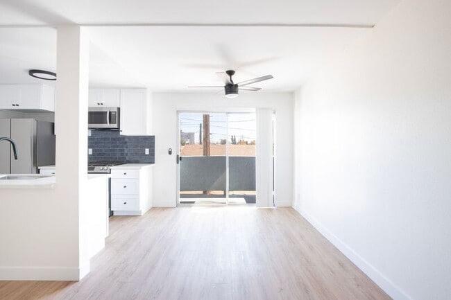 5740 Camellia Ave in Los Angeles, CA - Building Photo - Building Photo