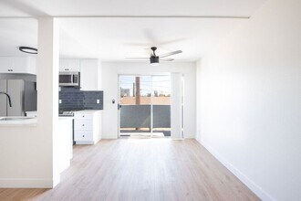 5740 Camellia Ave in Los Angeles, CA - Building Photo - Building Photo