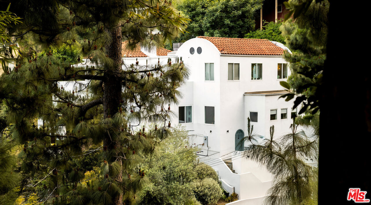 6491 Rodgerton Dr in Los Angeles, CA - Building Photo