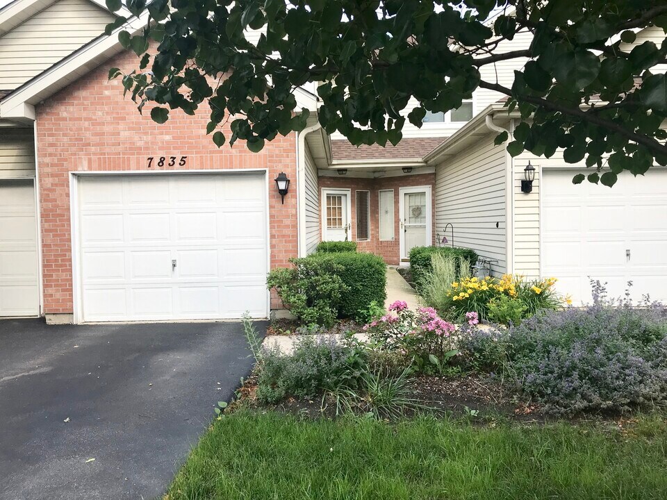 7835 Darien Lakes Dr in Darien, IL - Building Photo