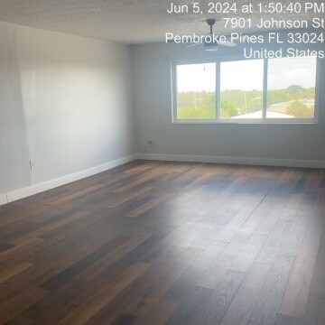 7901 Johnson St in Pembroke Pines, FL - Foto de edificio - Building Photo