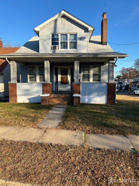 76 Manhattan Ave in Avenel, NJ - Foto de edificio