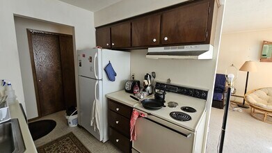 812 9th Ave S, Unit 7 in Hopkins, MN - Foto de edificio - Building Photo