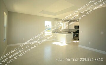 7471 Pebble Beach Rd in Ft. Myers, FL - Building Photo - Building Photo