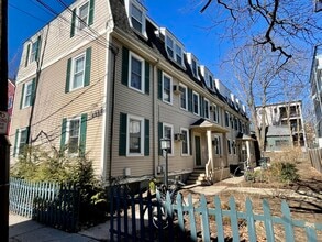 19 Roberts St, Unit 4 in Brookline, MA - Foto de edificio - Building Photo