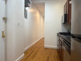215 E 4th St in New York, NY - Building Photo
