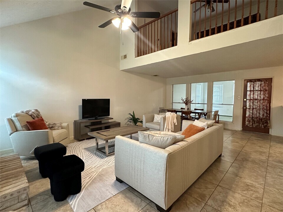 3306 Kempwood Dr in Sugar Land, TX - Building Photo