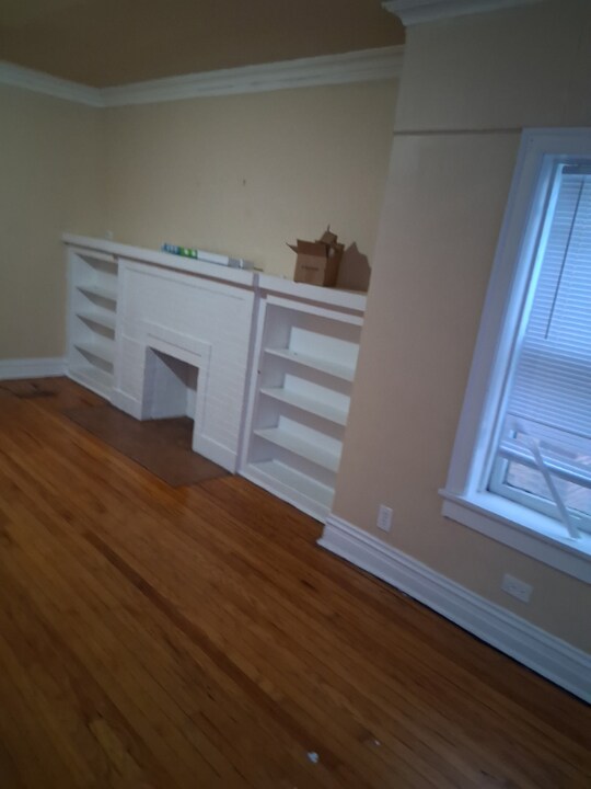 8028 S Jeffery Blvd in Chicago, IL - Building Photo