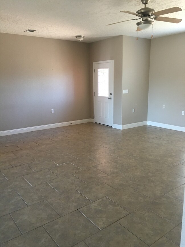 1906 W University Dr in Portales, NM - Building Photo - Building Photo