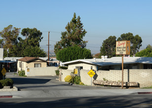 1203 W 6th St in Corona, CA - Foto de edificio - Building Photo