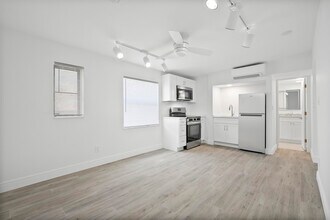 4832 SE Anchor Ave in Stuart, FL - Foto de edificio - Building Photo