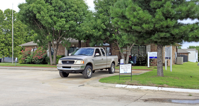 Overholser Village in Oklahoma City, OK - Building Photo - Building Photo