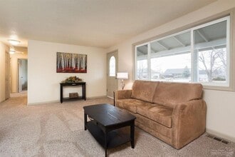 1444 NW Canyon Dr in Redmond, OR - Building Photo - Building Photo