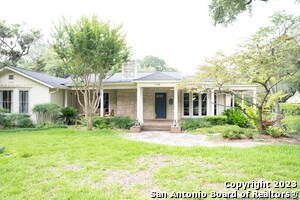 140 E Fair Oaks Pl in Alamo Heights, TX - Building Photo - Building Photo
