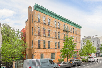 436 Evergreen Ave in Brooklyn, NY - Foto de edificio - Building Photo