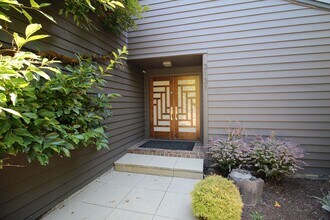 3131 NW Luray Terrace in Portland, OR - Foto de edificio - Building Photo
