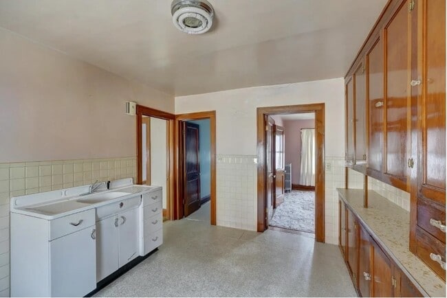 918 N Spring St, Unit Upper Unit in Beaver Dam, WI - Building Photo - Building Photo