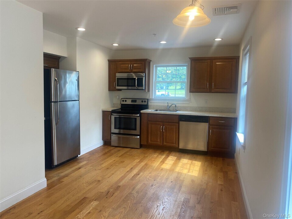 29 N Main St in Florida, NY - Building Photo