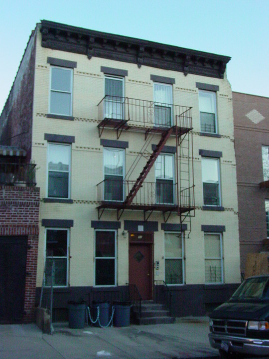 11 Gunther Pl in Brooklyn, NY - Building Photo