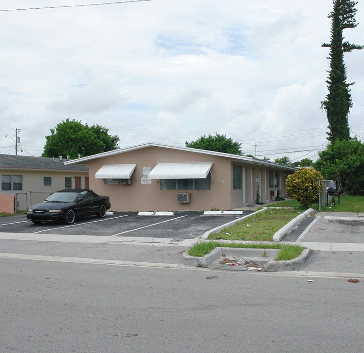 15990 NE 19 Ct in Miami, FL - Building Photo