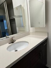 Balboa Grande Apartments in Granada Hills, CA - Foto de edificio - Building Photo