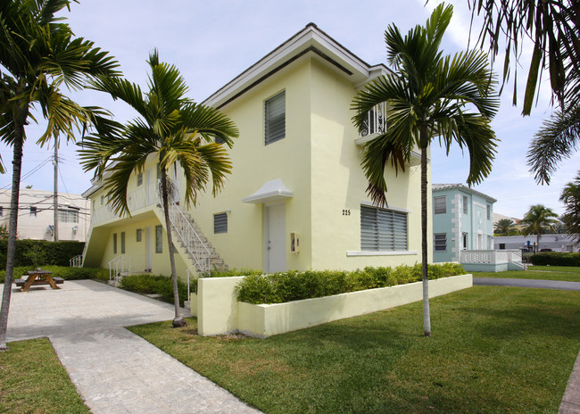 225-229 Madeira Ave in Coral Gables, FL - Foto de edificio - Building Photo