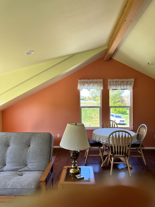 3282 Happy Valley Rd in Sequim, WA - Foto de edificio