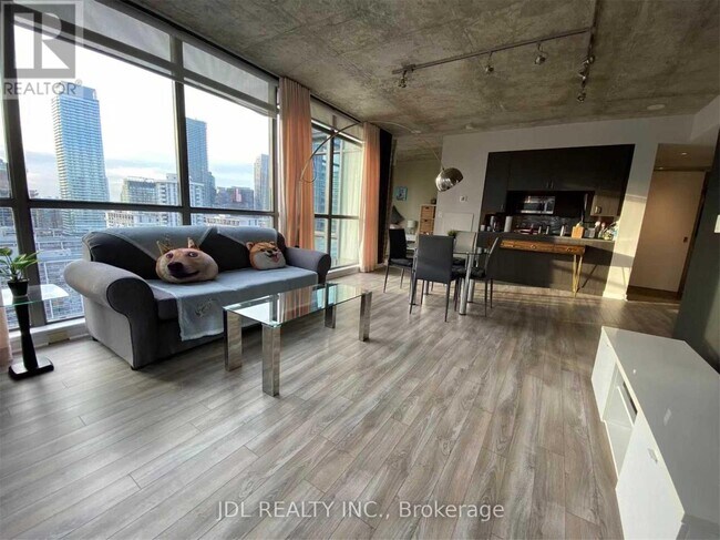 285 Mutual St in Toronto, ON - Building Photo - Building Photo