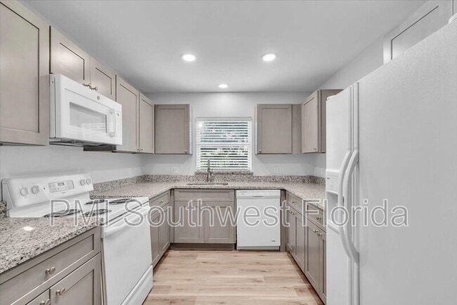 383 Bobby Jones Rd in Sarasota, FL - Building Photo - Building Photo