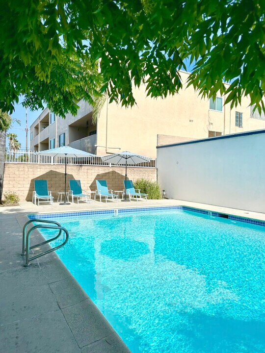 14315 Chandler Blvd in Van Nuys, CA - Foto de edificio