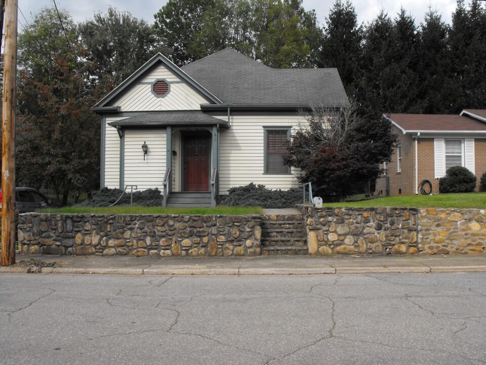 83 Welch St in Waynesville, NC - Building Photo