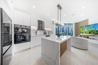 350 S Miami Ave in Miami, FL - Foto de edificio - Building Photo