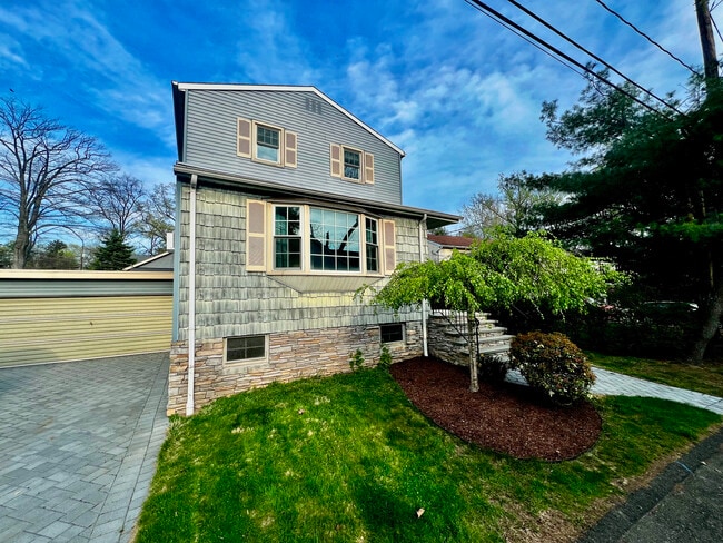 16 Burlington St in Norwood, NJ - Building Photo - Building Photo