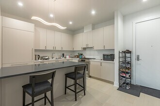 1701 W Webster Ave, Unit 702 in Chicago, IL - Building Photo - Building Photo