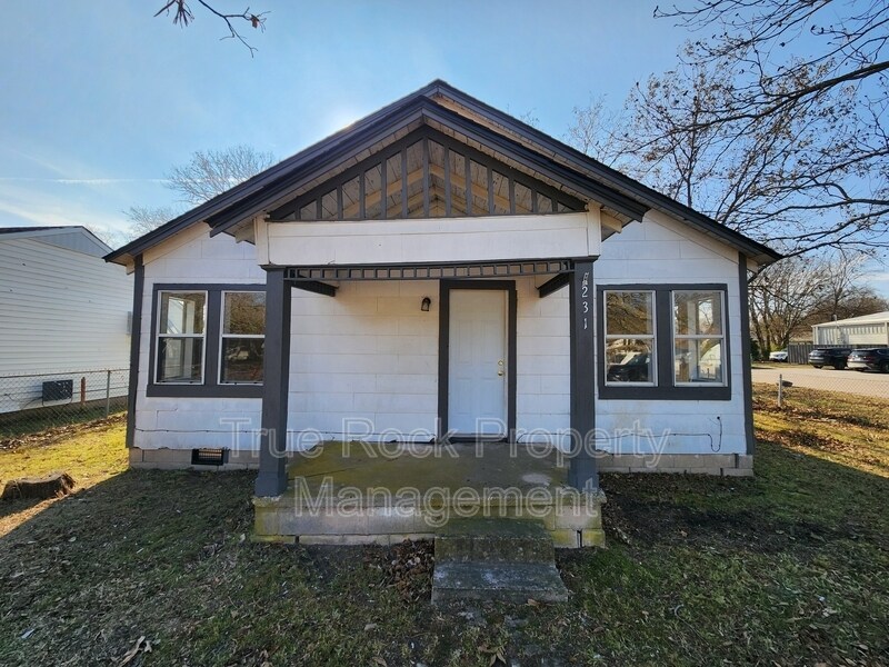 231 W 4th St in Ada, OK - Building Photo