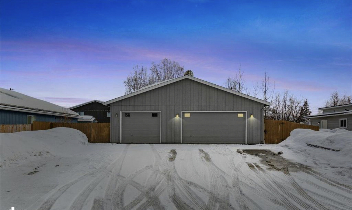 2835 Lily St in Anchorage, AK - Building Photo