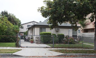504-508 E Valencia Ave in Burbank, CA - Building Photo