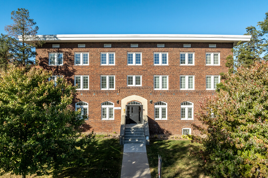 325 Welch Ave in Ames, IA - Foto de edificio