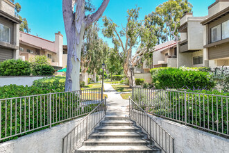 Warner Club Villas in Woodland Hills, CA - Building Photo - Building Photo